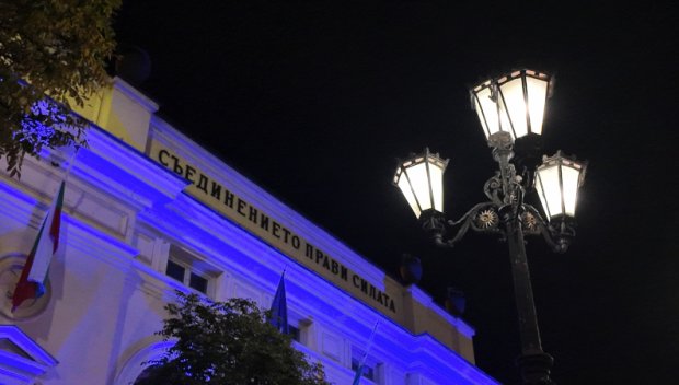 Историческата сграда на парламента грейна в синьо срещу насилието над деца