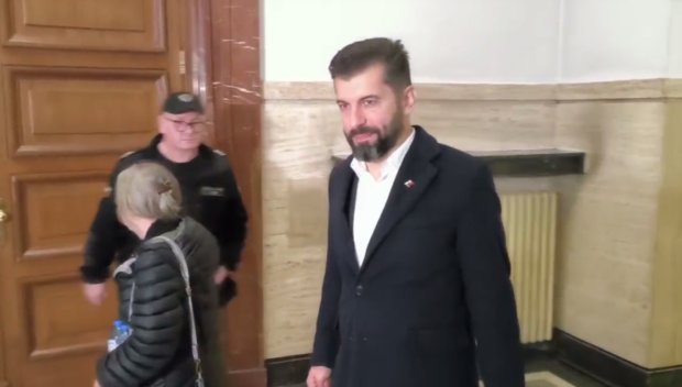 ПЪРВО В ПИК! Киро пристигна самотен и унил в съдебната зала - Денков и Тицин дойдоха да му вдъхнат кураж (ВИДЕО)