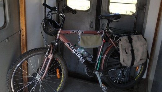 Апаш задигна колело от пътническия влак Враца-Мездра, ченгета го заловиха