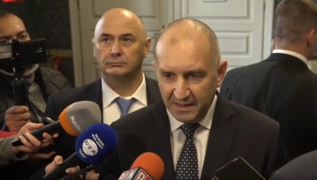 СУПЕР ЕКШЪН! Радев се пръска от нерви и злоба - вижте примитивното му заяждане с журналист. ВЪПРОС НА ПИК го върна обратно пред медиите (ВИДЕО)