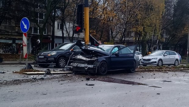 19-годишен шофьор предизвика зрелищна катастрофа на столичен булевард (СНИМКИ/ВИДЕО)