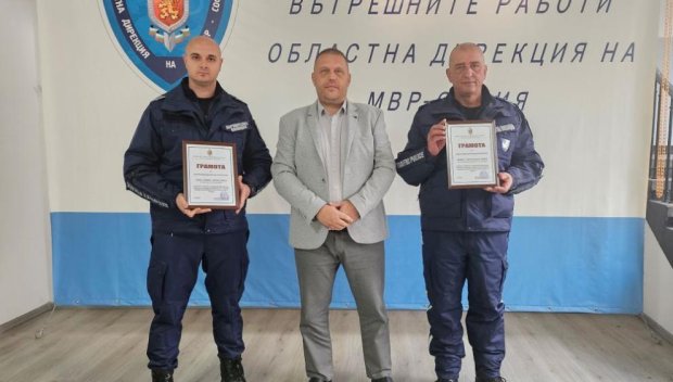 Наградиха огнеборци, спасявали автобуси при пожар