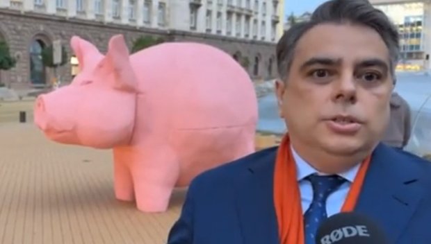 ШОУ В ЦЕНТЪРА НА СОФИЯ! Вижте как украсиха паметника на Асен Василев пред Народното събрание (ВИДЕО)