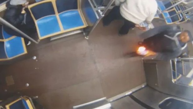 Мъж поля с бензин и запали жена в метрото в Чикаго, искал да я убие