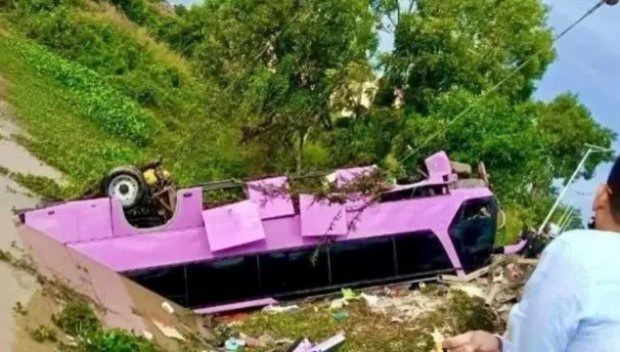 16 души загинаха, след като автобус падна от мост (ВИДЕО)