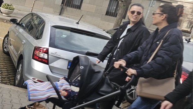 САМО В ПИК: Ралица Паскалева на среща с Толева - заведоха бебето на Андрей на луксозно кафе (ПАПАРАШКИ СНИМКИ)