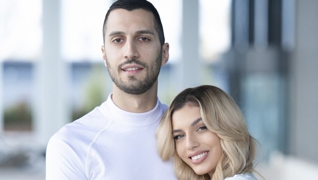 ВКЛЮЧВАНЕ ОТ ЩЪРКЕЛА: Попфолк певица чака бебе