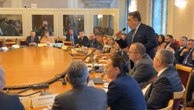 МРЕЖАТА ГЪРМИ за подивелия Асен Василев: Това не е поведение на бивш финансов министър, а на пациент, който е пропуснал сутрешната си доза антипсихотици и е изгубил връзка с реалността