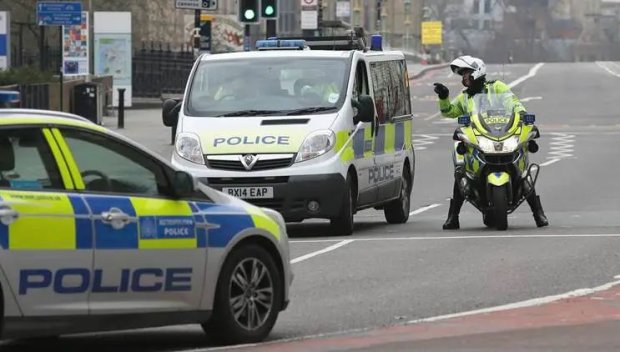 Момиче загина при катастрофа с микробус, превозващ девет тийнейджъри, във Великобритания