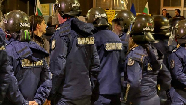 Двама полицаи са ранени от БЕЗЧИНСТВАЩИТЕ ХОРА НА КОКОРЧО в центъра на София