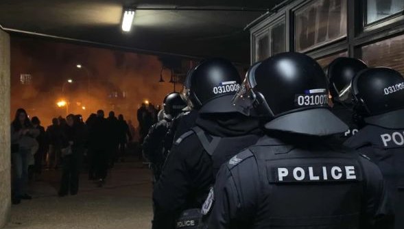 Протестът във Варна се ИЗРОДИ: Бомбички и бутилки полетяха срещу общината - хората са гневни срещу ППДБ, че ги използват за защитници на Благомир Коцев