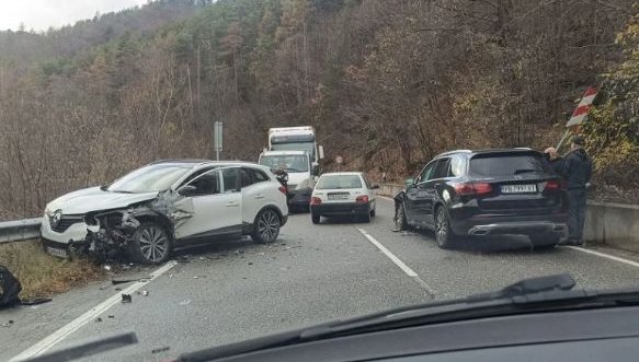 Катастрофа затруднява движението в Търновско, шофьор е затиснат