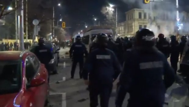 ПО ИСКАНЕ НА ПРОКУРАТУРАТА: Съдът задържа под стража 5 лица за хулиганство на протеста