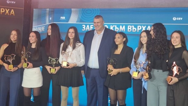 ЕКСКЛУЗИВНО! Българската федерация по волейбол отличи efbet със специална награда (СНИМКИ)