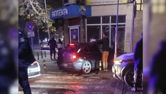 ДВА АСПИРИНА, МОЛЯ: Младеж влетя с автомобил в аптека в Пловдив