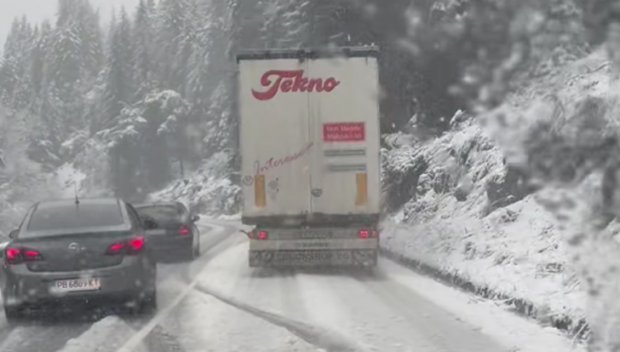 ТЕЖКА ОБСТАНОВКА: Коли и камион закъсаха заради падналия сняг в Смолянско