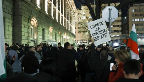 Привиканите от Асен Василев протестиращи предизвикват БЕЗРЕДИЦИ В ЦЕНТЪРА НА СОФИЯ - замерят с бутилки и бомбички полицаите