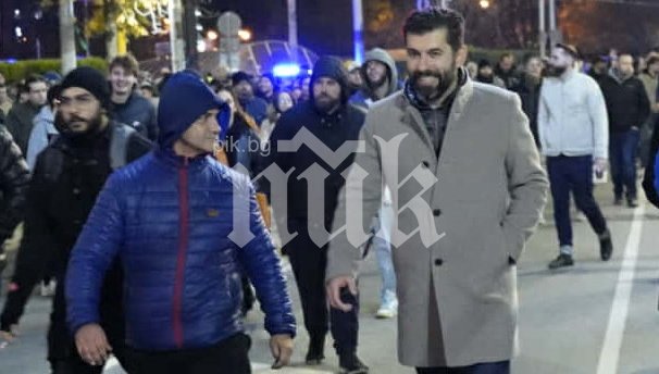 МЪЛНИЯ В ПИК! Вижте как Кирил Петков поведе метежите рамо до рамо с виден ултрас (СНИМКИ)
