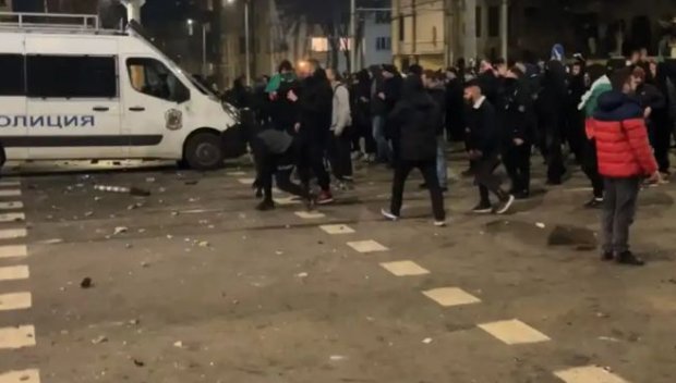 ГОРЕЩО В ПИК TV! СДВР потвърди - синът на олигарха Атанас Бобоков арестуван след метежите, запалил кофа за боклук (ВИДЕО/ОБНОВЕНА)