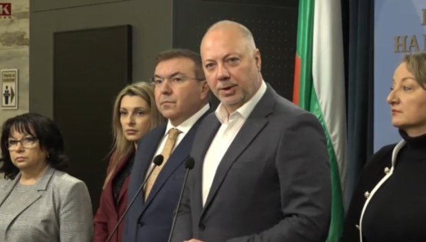 ИЗВЪНРЕДНО В ПИК! Управляващите се събират на спешна среща в Народното събрание