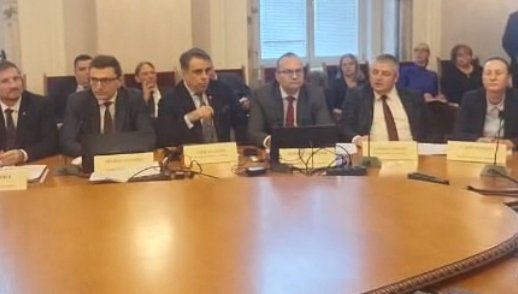 ИЗВЪНРЕДНО В ПИК TV! Асен Василев полудя - крещи като ненормален, боят му се размина на косъм. Повикаха лекар в Народното събрание (ОБНОВЕНА/СНИМКИ/НА ЖИВО)