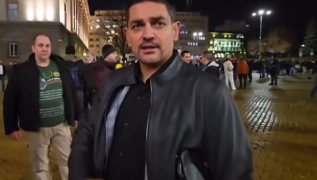 СКАНДАЛНА АГРЕСИЯ! Радостин Василев посегна на журналист и му счупи телефона (ВИДЕО)
