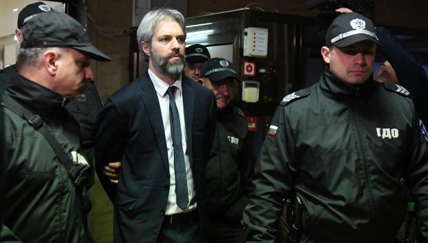 ГЛУПОСТТА МОЖЕ ДА ЛЕТИ: Събраха 200 бона с подаяния за гаранцията на Благомир Коцев, докато баща му къта богатство от прехода