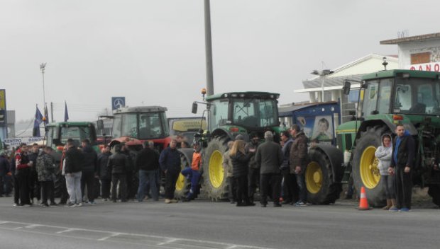 Гръцките фермери блокираха магистрали и граничен пункт