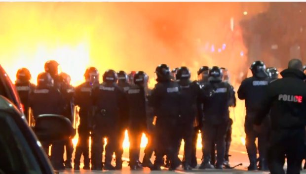 ИЗВЪНРЕДНО! Безредици пред офис на ГЕРБ на бул. Дондуков - пламна огромен пожар (СНИМКИ)