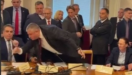 ВИЖТЕ как Асен Василев без малко да изяде боя в парламента (ВИДЕО)