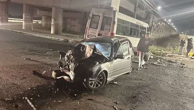 ШОКИРАЩО! Брутална катастрофа в София между кола и бус с пътници, има поне 10 ранени (СНИМКИ/ВИДЕО)