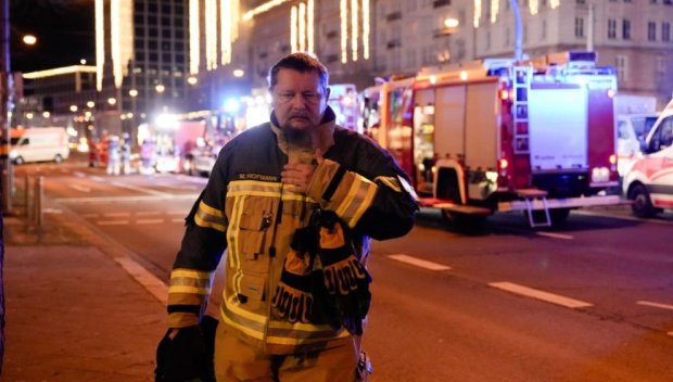 Къща, в която са били складирани незаконни фойерверки, изгоря до основи в Кьолн