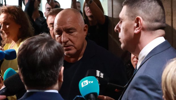 СУПЕР ШОУ В ПИК TV! Вижте как Борисов тръгна към Ивайло Мирчев с репликата Ела, бе, пипай ме по ушето, а полулидерът на ДБ се уплаши и започна да пелтечи (СНИМКИ/ВИДЕО)