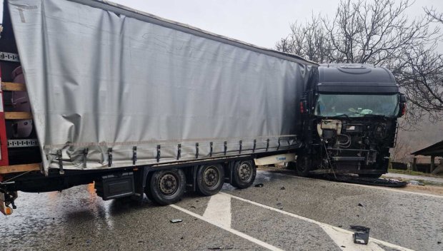 Румънски тир се завъртя и блокира Прохода на Републиката