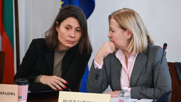 ЦИРК БУШ ПАСТИ ДА ЯДЕ! От името на всички НЕпротестиращи връчваме оставката на Козилата Ерато 