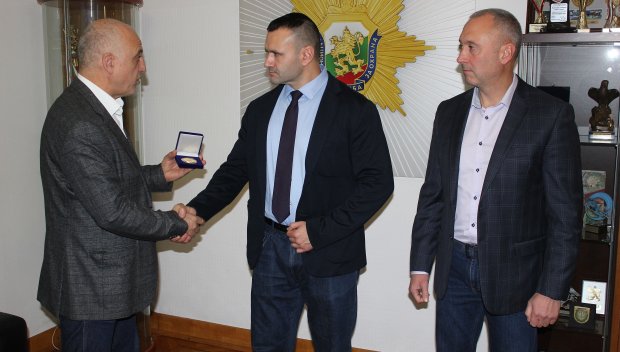 Служител на НСО спаси паднал във фитнеса мъж, отличиха го