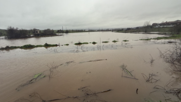 ИЗВЪНРЕДНО! Скъса се е дигата на река Изворска, евакуират хора