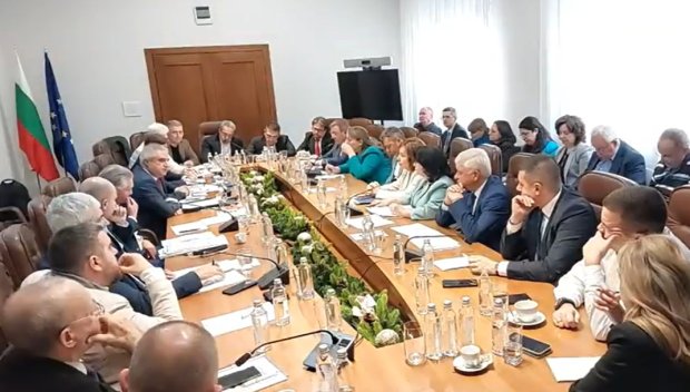 ПИК TV! Управляващите и Тристранката започнаха разговори за новия бюджет - отпада увеличението на данъци и осигуровки, няма да се въвежда и СУПТО (НА ЖИВО)