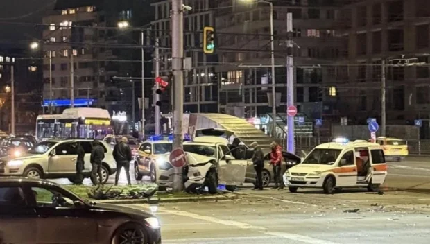 ЗРЕЛИЩНА КАТАСТРОФА: Бургазлия се заби в светофар в София