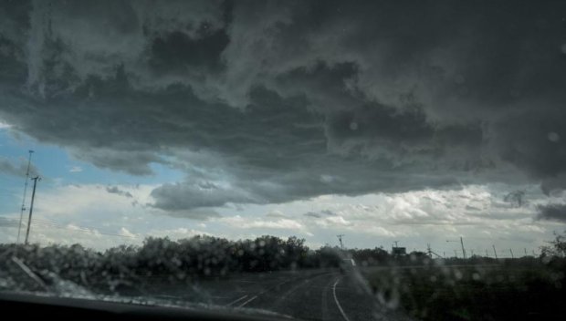 Опасно време и червен код в Гърция, бурята „Байрон“ настъпва
