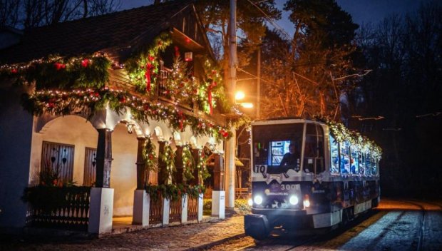 КОЛЕДНА ПРИКАЗКА: Спирка „Вишнева“ в София се превърна във вълшебно кътче (СНИМКИ)