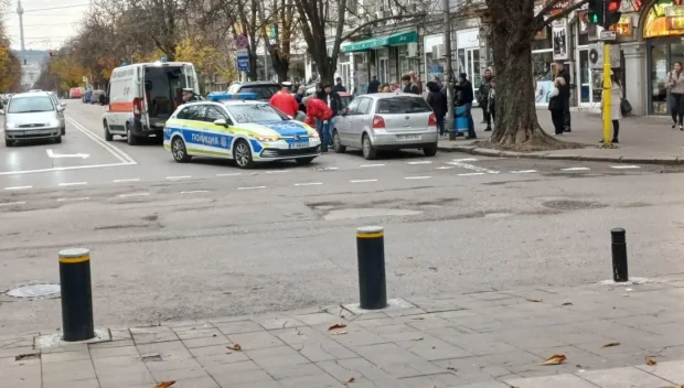 Кола блъсна пешеходец и помете паркирани автомобили в Русе