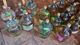 Задържаха двама мъже за кражба на 30 литра ракия от гараж в Добрич