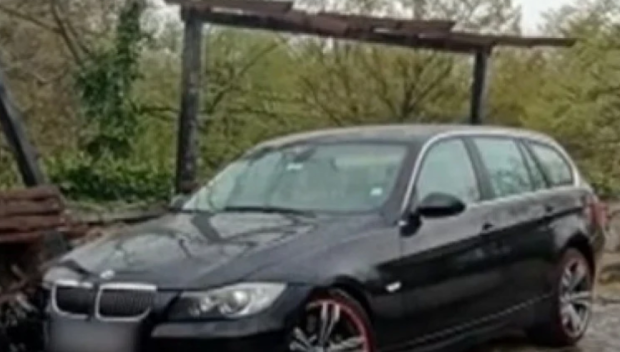 Пияна леля се разби с колата си в крайпътна беседка