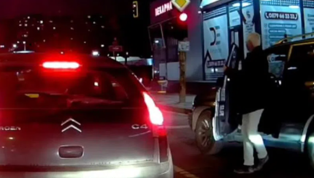 Автобус натресе две коли на светофар в София