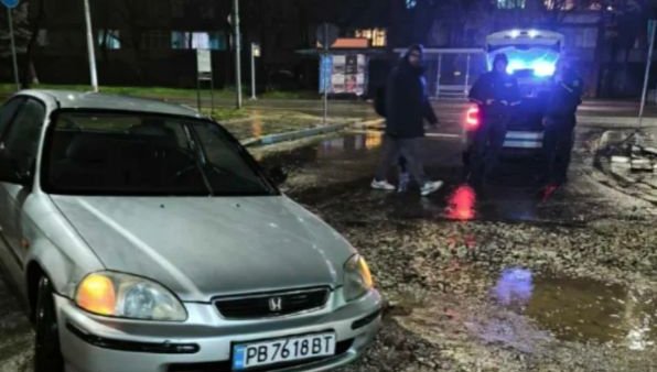 Автомобил пропадна в дупка в Пловдив, отворила се след дъжда