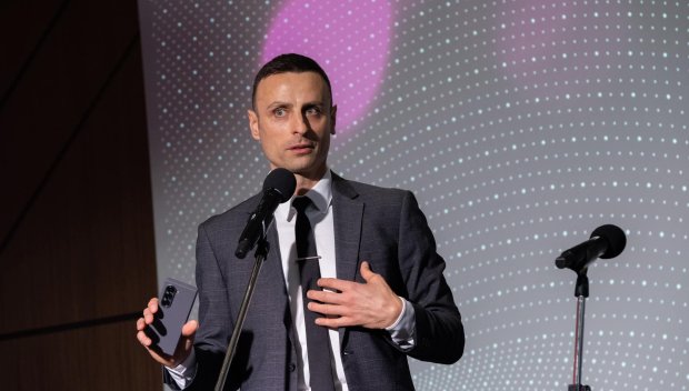 САМО В ПИК И РЕТРО: Бербатов пътува евтинджос (СНИМКА)