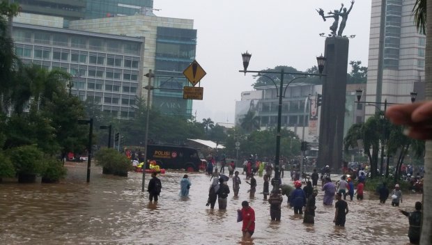 Жертвите от наводненията в Индонезия надхвърлиха 800 души