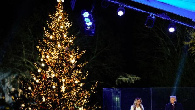 Мелания Тръмп запали светлините на коледното дърво до Белия дом (ВИДЕО)