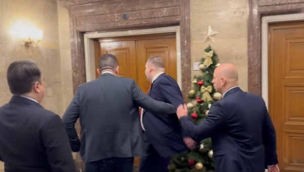 Приключиха Мирчев и компания след наглата провокация срещу Пеевски: Група либерални демократи, начело с един нерез крещят и викат из НС като на селски събор